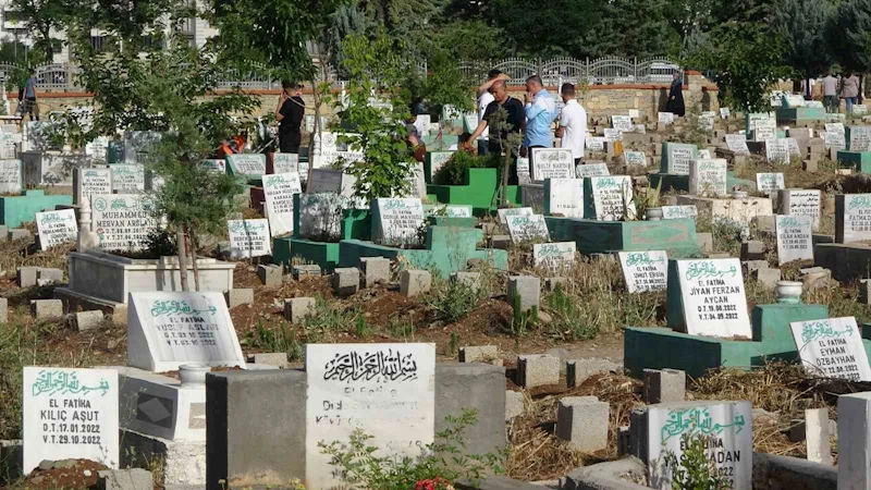 Diyarbakır’da bayram sabahı vatandaşlar mezarlıklara akın etti
