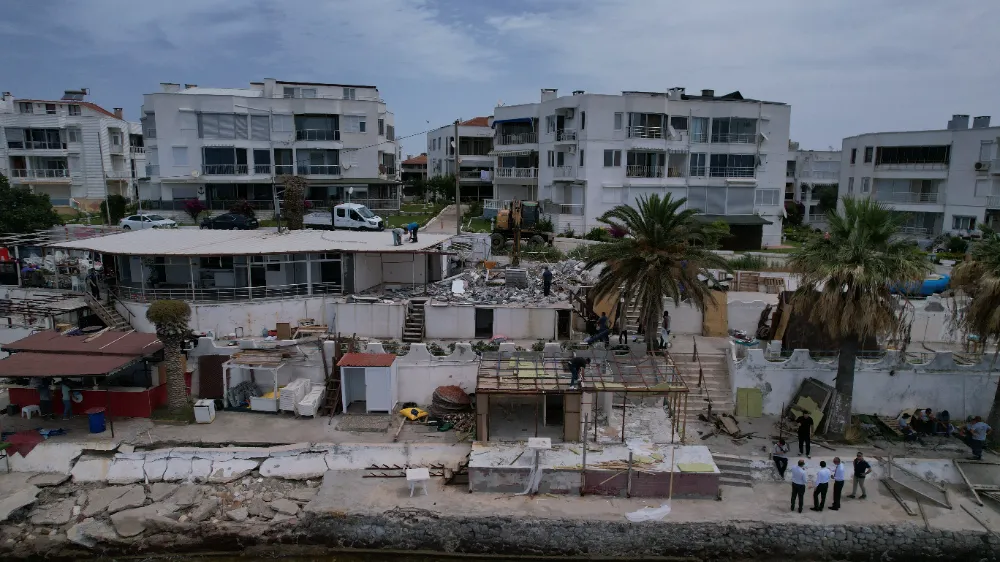 “Denizler Halkındır Projesi” kapsamında Balıkesir’in Ayvalık ilçesinde kaçak yapıların yıkımına başlandı