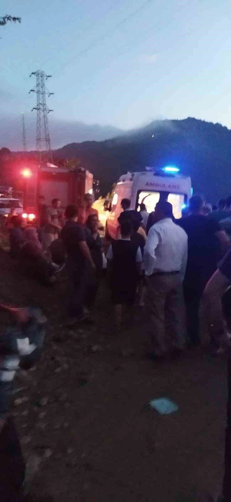 Adana’da otomobil uçurumdan yuvarlandı: 5 yaralı
