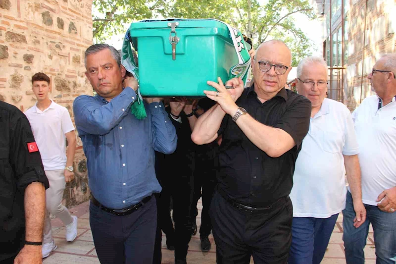 CHP Genel Başkanı Özel, MHP’li meclis üyesinin cenazesine katıldı
