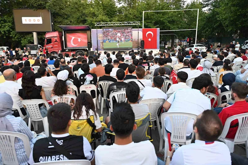 Isparta’da vatandaşlar milli maç heyecanını dev ekrandan takip etti
