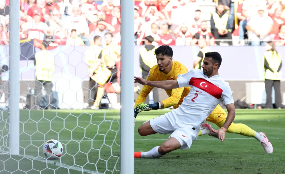 Samet Akaydın kendi kalesine gol attı