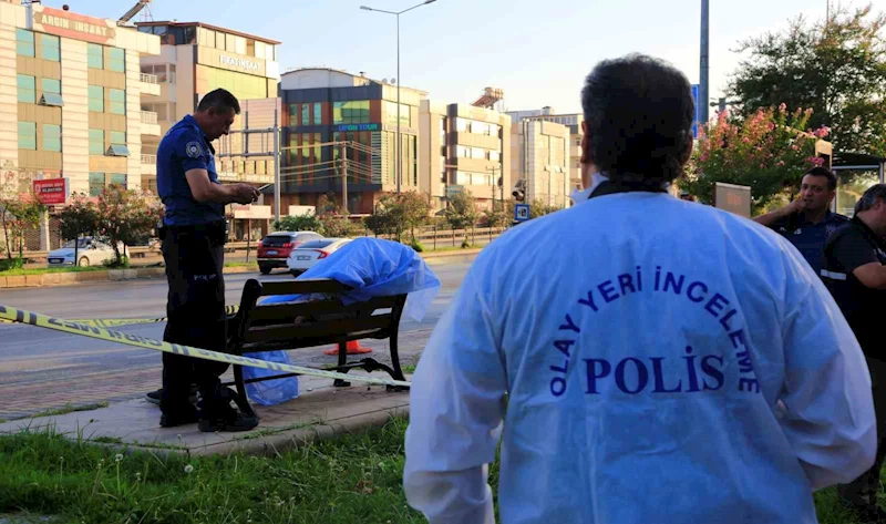 Yol kenarındaki bankta ölü bulundu
