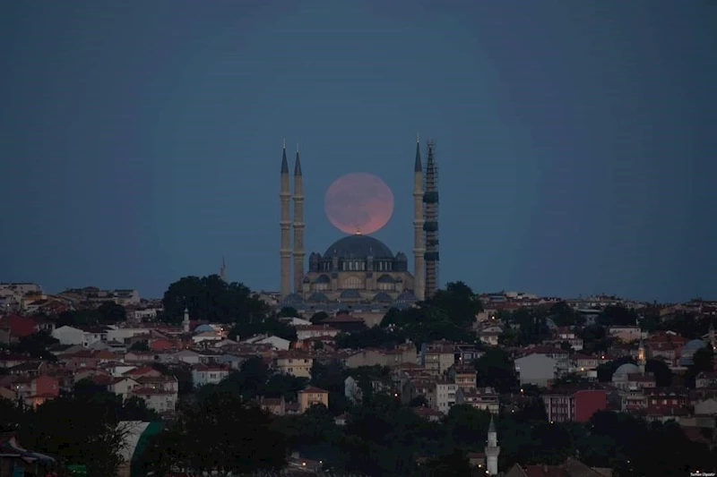 Edirne’de Selimiye Camii ve dolunay görsel şölen oluşturdu
