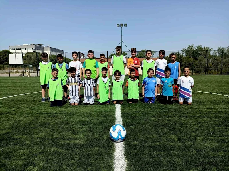 Şehzadeler Belediyesi yaz spor okulları kapsamında futbol kursu başladı
