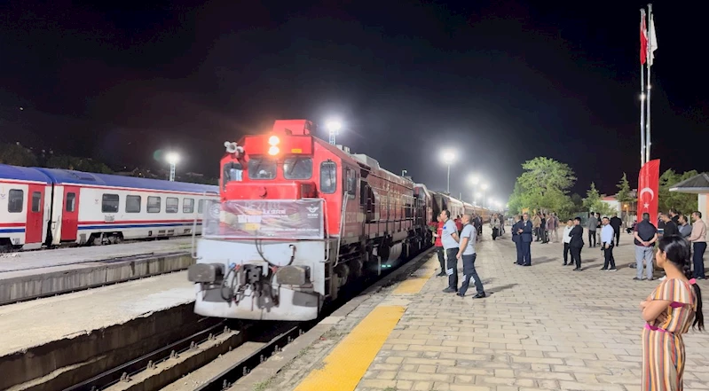 Turistik Tatvan Treni’nin ilk yolcuları Tatvan’a vardı
