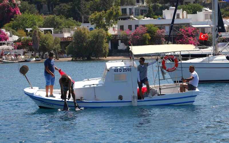 Gümüşlük’te deniz dibi temizliği
