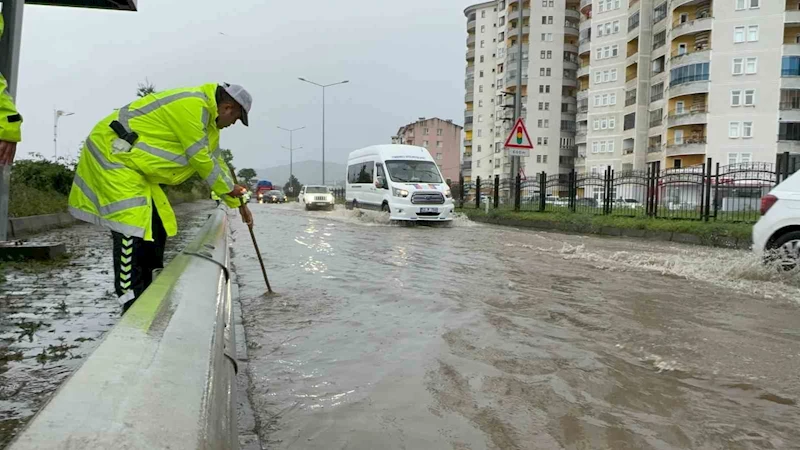 Rize’de sağanak yağmur sonrası cadde ve sokaklar göle döndü
