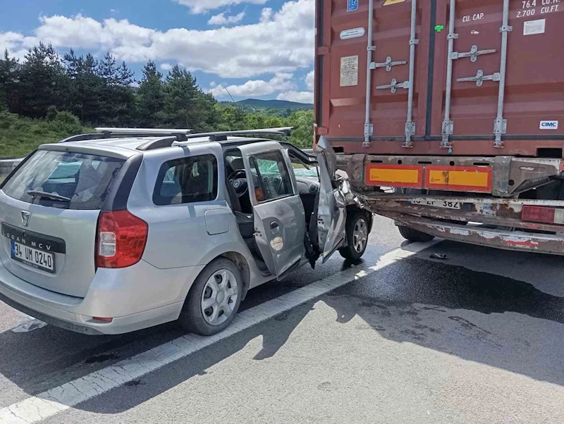 TEM’de otomobil tıra çarptı: 5 yaralı
