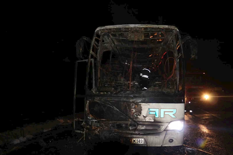 Adana’da seyir halindeki yolcu otobüsü alev topuna döndü
