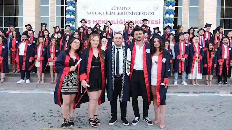 KSBÜ Diş Hekimliği Fakültesi’nde mezuniyet sevinci
