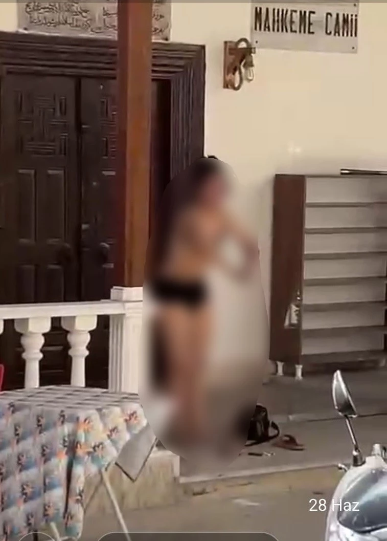 Edremit’te cami önünde kıyafetlerini çıkaran kadın hakkında polis işlem yaptı

