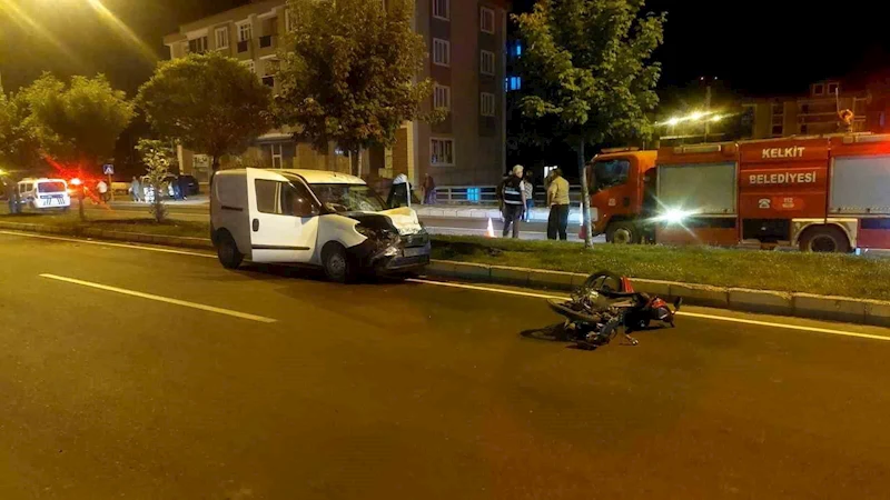 Motosikletle hafif ticari araç çarpıştı, motosiklet sürücüsü hayatını kaybetti
