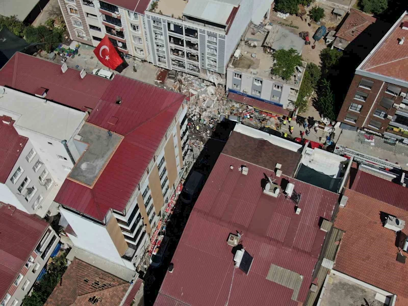 İzmir Valisi Süleyman Elban, Torbalı Ayrancılar Mahallesi’ndeki patlamada 5 kişinin hayatını kaybettiğini, yaralanan 57 kişinin 4 ayrı hastanede tedavi gördüğünü açıkladı.
