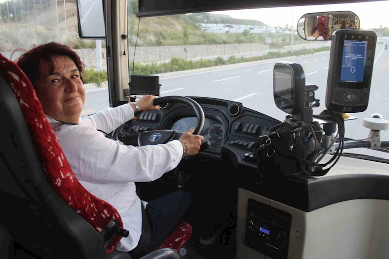 Hayali olan koltuğa kavuşan enkaz kentin tek kadın otobüs şoförü, 8 yıldır mesleğini severek yapıyor

