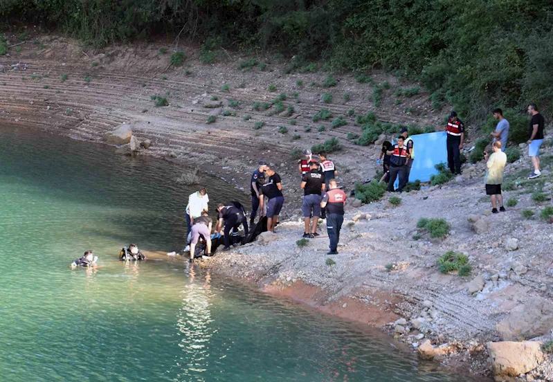 Gölette boğulan anne ve 2 çocuğunun cenazeleri Büyükşehir dalgıçları tarafından sudan çıkarıldı
