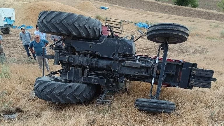 Elazığ’da traktör devrildi, sürücü yara almadan kurtuldu
