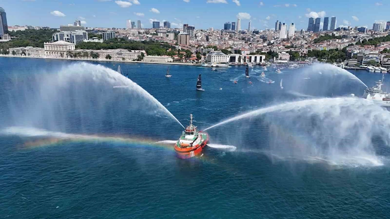 Denizcilik ve Kabotaj Bayramı’nda İstanbul Boğazı’nda dev Türk bayrağı açıldı
