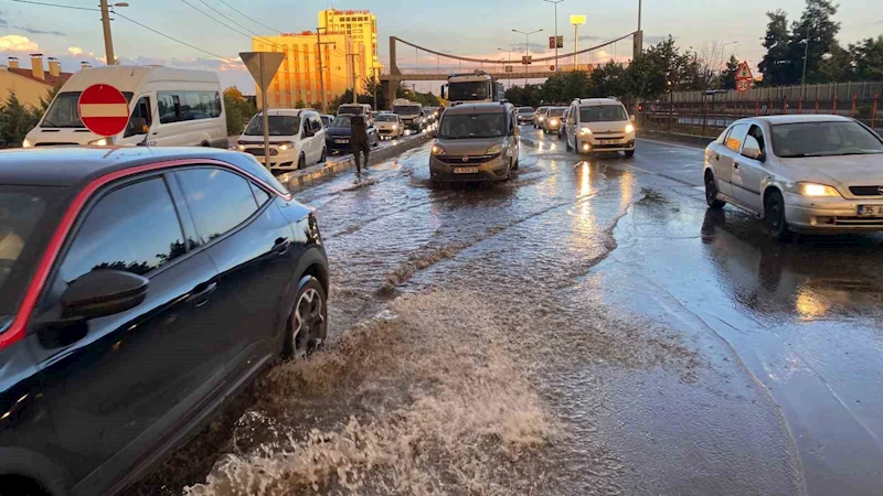 Diyarbakır’da sağanak yağış rögar tıkattı, kilometrelerce araç trafiği oluştu
