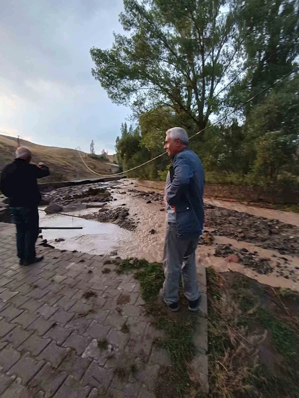 Sarıkamış’ı sel vurdu: Yollar yıkıldı, evleri su bastı
