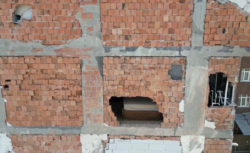 Sultangazi’de yıkım çalışması sırasında duvarları yıkılan bina havadan görüntülendi
