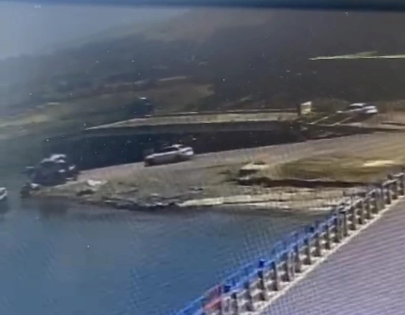 Elazığ’da otomobilin baraja düştüğü anlar kamerada
