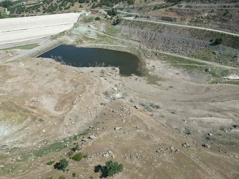 Baraj göleti kuraklık nedeniyle kuruma noktasına geldi
