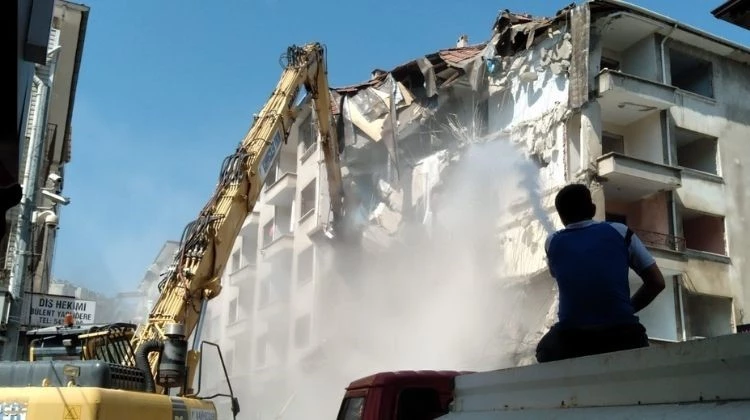Mudanya’da yıkılan binalar nedeniyle trafik kontrollü sağlanıyor
