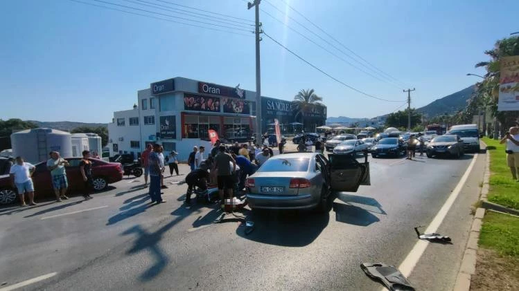 Otomobil minibüse çarptı, ortalık savaş alanına döndü: 14 yaralı
