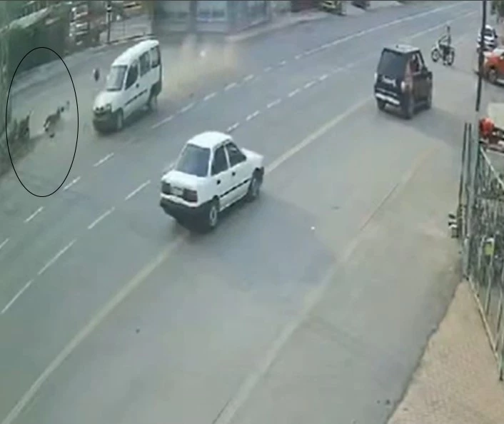 Feci kaza kamerada: Çarpışmanın etkisiyle metrelerce havaya uçan motosiklet sürücüsü öldü
