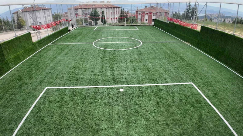 Ayazma Mahallesi’ne futbol sahası kazandırıldı
