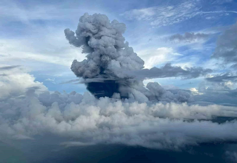 Japonya’da yanardağıdaki volkanik hareketlilik kokpitten görüntülendi
