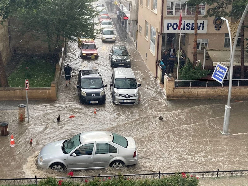 Bayburt’ta etkili olan sağanak nedeniyle cadde ve sokakları su bastı
