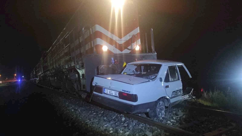 Trenin çarptığı otomobil sürücüsü şans eseri hafif yaralandı
