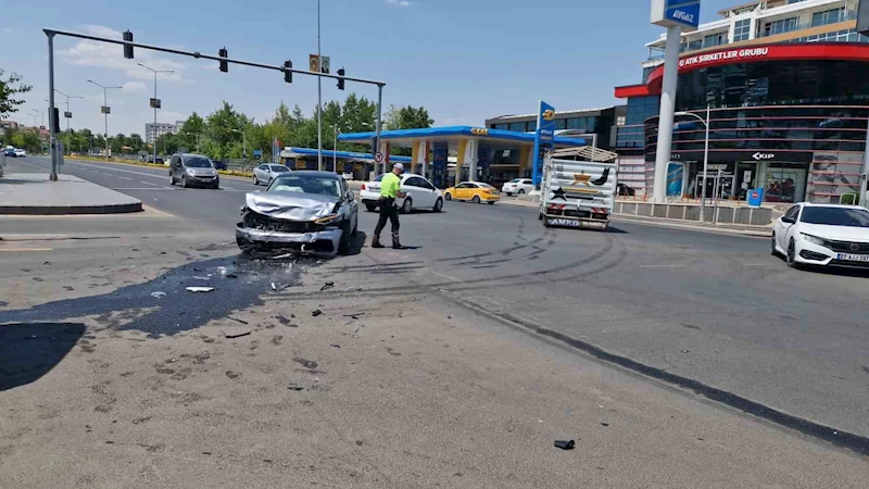 Diyarbakır’da iki otomobil çarpıştı: 2 hafif yaralı
