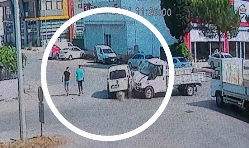 Kamyonetin çarpıp savurduğu araç 2 sağlık çalışanı yayanın üzerine devrildi: Kaza anı kamerada

