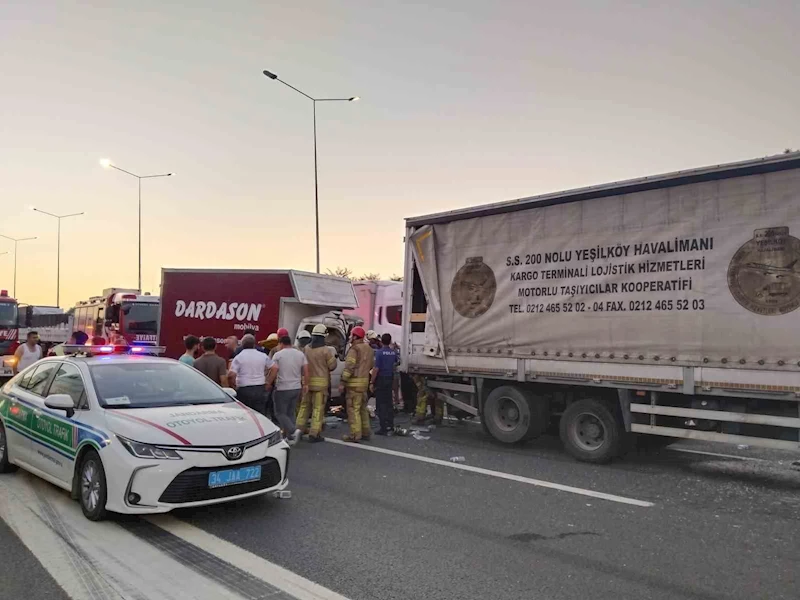 Beykoz Kuzey Marmara Otoyolu’nda 2 tır ile 1 kamyonet birbirine girdi: 3 yaralı
