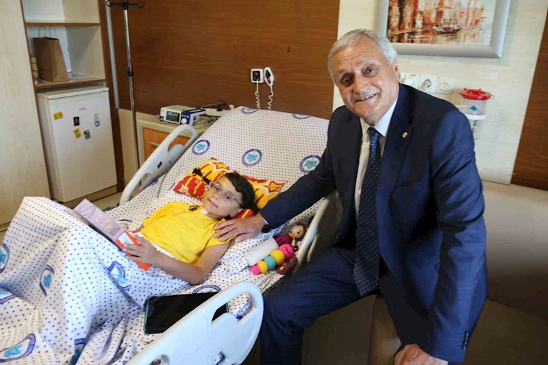 (ÖZEL) Başkan Bakkalcıoğlu, kalbi tekrar çalıştırılan minik Ela’yı ESOGÜ’de ziyaret etti
