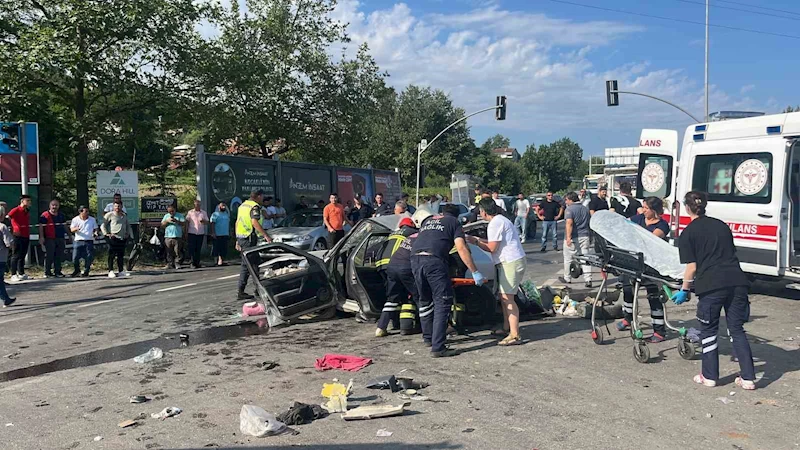 Kamyon ve 2 otomobilin karıştığı kazada can pazarı: 4 yaralı
