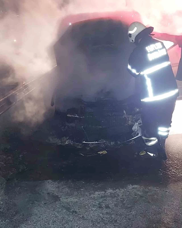 Motor kısmı yanan araçta maddi hasar oluştu
