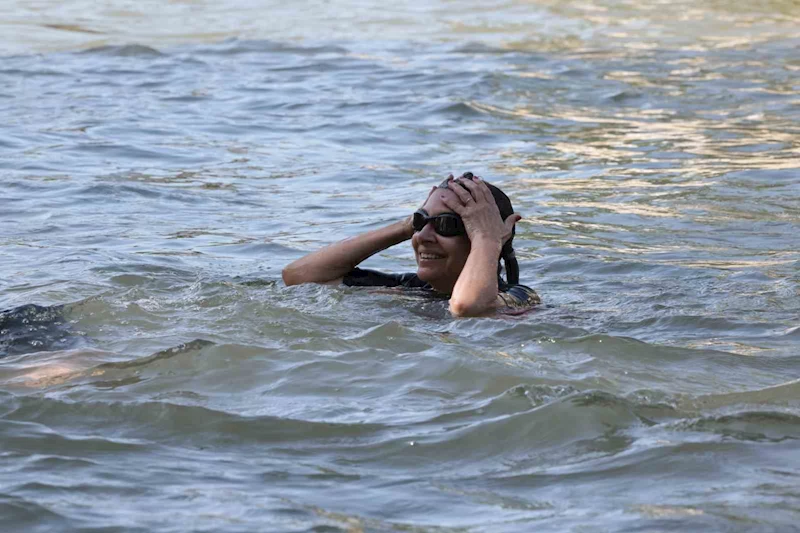 Paris Belediye Başkanı, kirliliği gündem olan Sen Nehri’nde yüzdü
