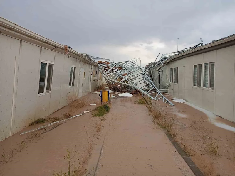 Köse’de fırtına ve sağanak etkili oldu: Çatılar yıkıldı, dereler taştı
