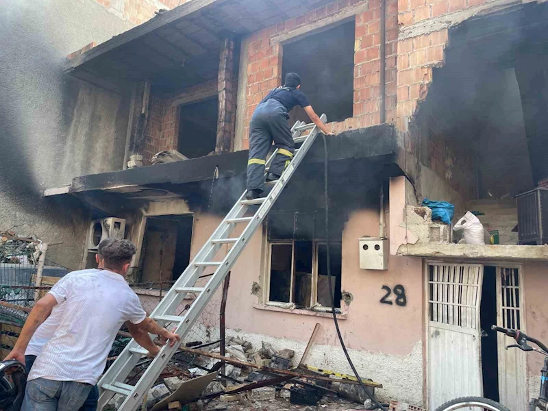 Kadın kocasına kızıp evi ateşe verdi, kendii de yandı
