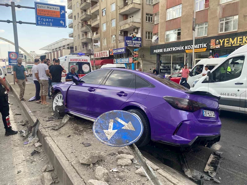Diyarbakır’da otomobil refüje çarptı: 1 yaralı
