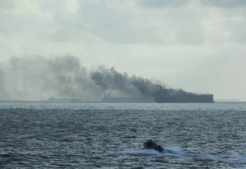 Singapur açıklarında iki petrol tankeri yandı
