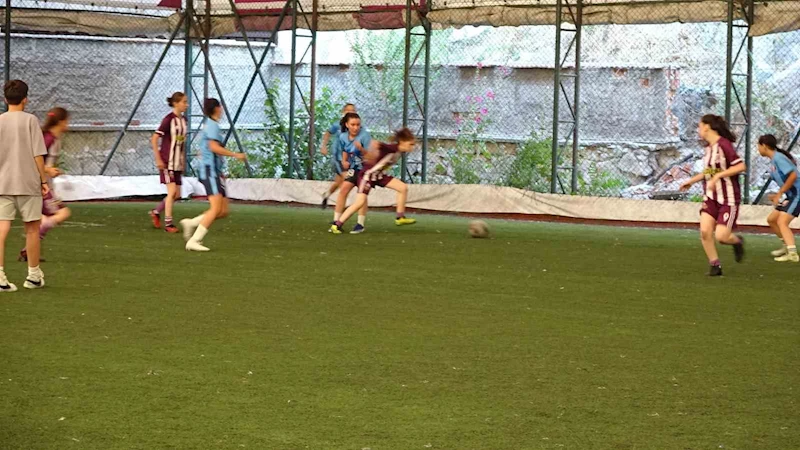 Kız futbol takımları antrenman amaçlı futbol müsabakası yaptı
