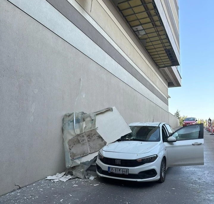 İzmir Optimum AVM’nin tavan kalıbı otomobilin üzerine düştü, faciadan dönüldü

