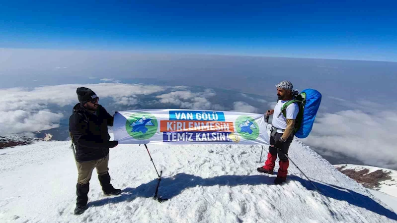 Vanlı dağcılar Türkiye’nin en yüksek dağı olan Ağrı Dağı’na tırmandı
