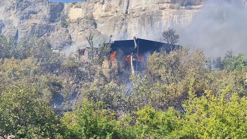 Mersin’de yangın: 3 ev zarar gördü
