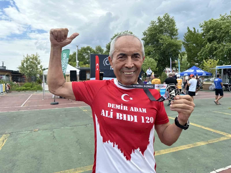 ’Demir Adam’ lakaplı 75 yaşındaki Ali Bıdı, Triatlon Türkiye Kupası’nda ikinci oldu
